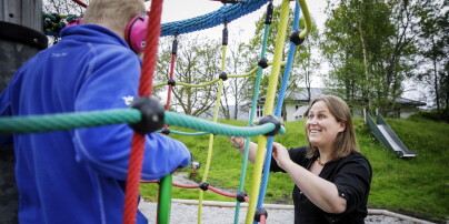 Skriver roman om å være mamma til et barn med autisme: - Hans personvern er det vanskeligste